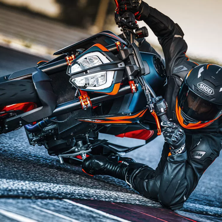 Thumbnail for 2022 KTM 890 DUKE R—THE SUPER SCALPEL GETS A SHARP NEW LOOK