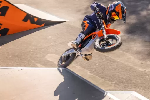 my24-ktm-sx-e-2-action.jpg