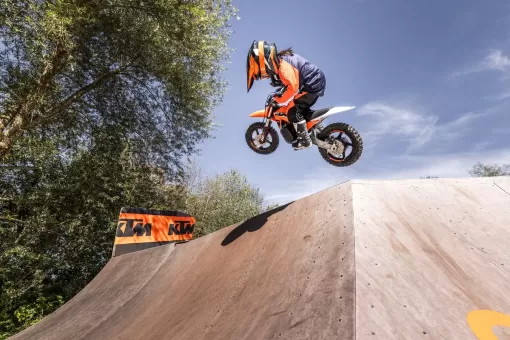 my24-ktm-sx-e-2-action-2.jpg